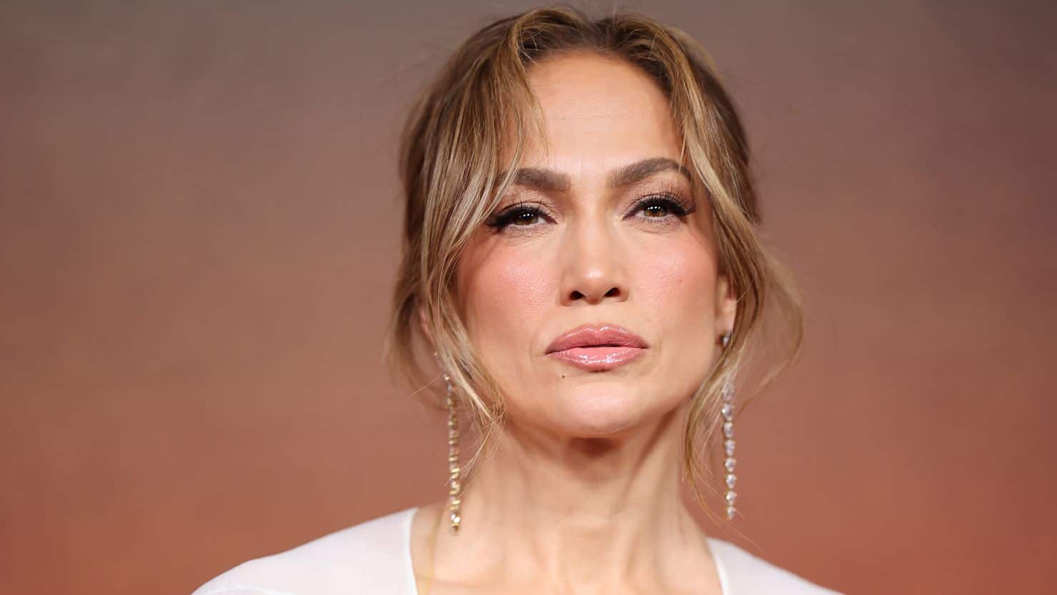 Jennifer Lopez cancels tour as she's 'taking time off to be with her children, family and close friends' | CNN